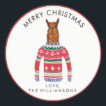 Llama Tragend Funny Ugly Christmas Nordic Sweater Runder Aufkleber<br><div class="desc">Funny Winter Weihnachtsaufkleber mit einem Lama mit einem "Ugly" Weihnachten Nordic Sweater. Eigentlich denken wir, dass er ziemlich niedlich ist! Fügen Sie Ihren eigenen Text oben oder verlass Frohe Weihnachten . . . Fügen Sie unten Ihren Namen hinzu. Es ist der perfekte Weihnachtsaufkleber für Geschenke und Karten für coole Tier-...</div>