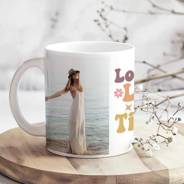 "Lo Bueno Lleva su Tiempo" Fotos Zitat Kaffeetasse ("Lo Bueno Lleva su Tiempo" Custom Photos Quote Coffee Mug on a boho wooden kitchen table.)