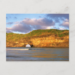 Loch in der Mauer an der wilden Küste Postkarte