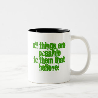 LOCH IN EINEM ZWEIFARBIGE TASSE