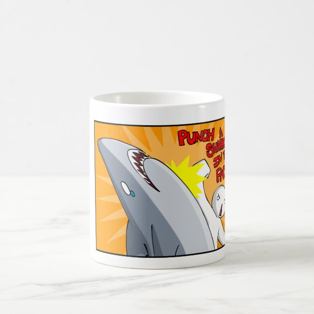 Lochen Sie einen Haifisch im Gesicht Kaffeetasse (Mittel)