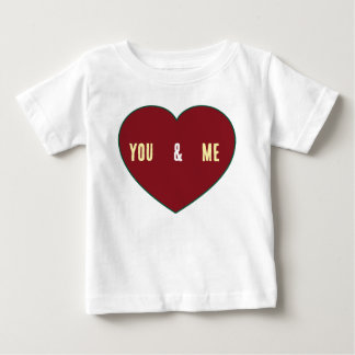 Locker sitzendes T-Shirt