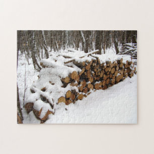 Logging Pile im Waldpuzzle mit Geschenkboxen