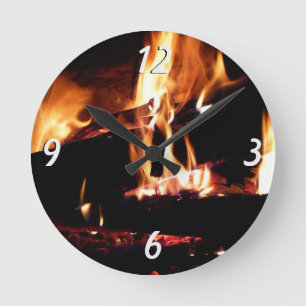 Loggt sich in der Feuer-Feuer-Fotografie ein Runde Wanduhr