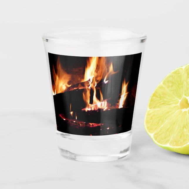 Loggt sich in der Feuer-Feuer-Fotografie ein Schnapsglas (Vorderseite)