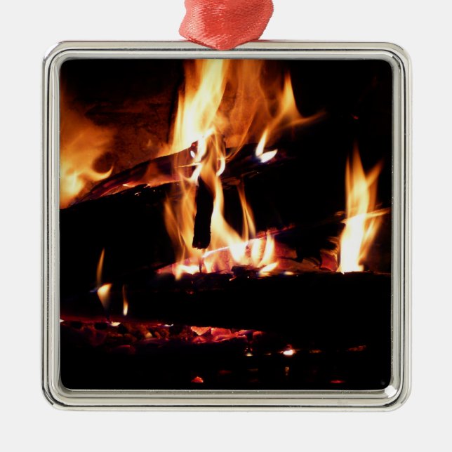 Loggt sich in der Feuer-Feuer-Fotografie ein Silbernes Ornament (Vorne)