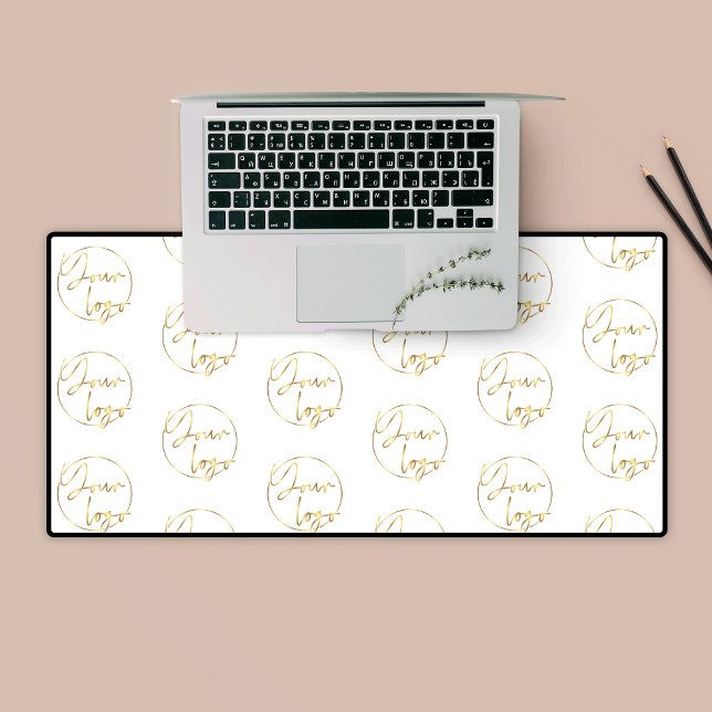 Logo Blanc & Or Marque Chic Company (elegant branded desk mat in white with gold logo)