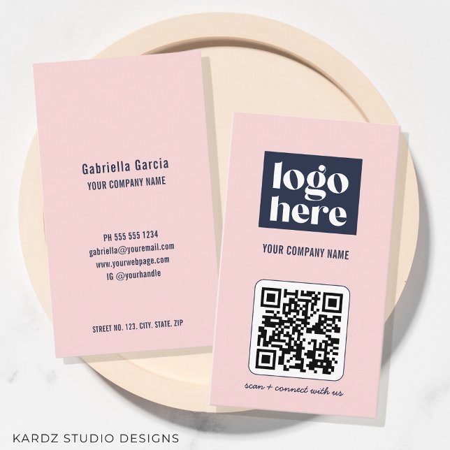 Logo de code QR moderne Carte de visite rose (Vertical business card with QR Code, pink and black, add your info in personalize this template.)