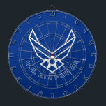 Logo der Luftwaffe - Blau Dartscheibe<br><div class="desc">Dieses Design zeichnet sich durch das ikonische Air Force Logo-Set vor einem auffallend blauen Hintergrund aus. Das gepflegte und patriotische Aussehen verkörpert die Ehre, den Stolz und die Tradition der United Staaten Air Force und eignet sich somit hervorragend für die Unterstützung und Anerkennung des Militärdienstes.</div>