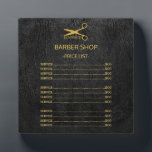 Logo des Barbershops Schwarz Gold Service Menü-Pla Fotoplatte<br><div class="desc">Luxuriöse exklusive Preisliste für einen Friseursalon in Imitat Gold auf einem schwarzen Ledertextur Look Hintergrund.              Sie können das Gold-Scheren-Logo durch Ihr eigenes ersetzen.              Bitte beachten Sie,  dass das Lederlook PRINTED ist.</div>