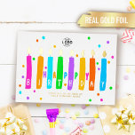 Logo Farbige Kerzen Business Geburtstag Gold Card Folieneinladung<br><div class="desc">Geburtstage sind ein wichtiger Tag, an dem Sie sich erinnern, wie wichtig Ihnen Ihre Kunden, Geschäftspartner und Mitarbeiter sind. Überraschen Sie sie mit dieser lustigen, farbenfrohen und freundlichen horizontalen Business Happy Birthday Flat Grußkarte. Mit einer originellen spielerischen Hand gezeichnet bunte bunte Kerzen und handgeschriebene Schrift Happy Birthday Text und reale...</div>