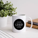 Logo für benutzerdefinierte Unternehmen Kaffeetasse<br><div class="desc">Individuelle zweiseitige Kaffee-Tasse mit beruflichem Firmenlogo,  das personalisiert werden kann. Fügen Sie einfach Ihr Firmenlogo in den schwarzen runden Platzhalter hinzu.</div>