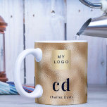 Logo für das Unternehmen Kaffeetasse<br><div class="desc">Ein Imitat goldener Hintergrund. Personalisieren und fügen Sie Ihr Firmenlogo (3), einen Namen und Monogramm Initialen (3). Der Name ist weiß mit modernen weißen und goldenen Blockbuchstaben geschrieben.</div>