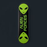 Logo für die grüne Alien auf der Skateboard<br><div class="desc">Das Logo der Green Alien ist auf Skateboard-Deck spezialisiert. Cooles Design für Skate und Mädchen aus Holz. Spaß Geburtstag Geschenk Idee für Kinder. Personalisieren Sie mit Ihrem eigenen Namen, einem lustigen Zitat oder Monogramm Buchstaben. Einzigartige Geschenkidee zum Geburtstag für Skater, Sohn, Enkel, Neffe, Cousin, Tochter, Schwester, Bruder, Freund, Coach etc....</div>