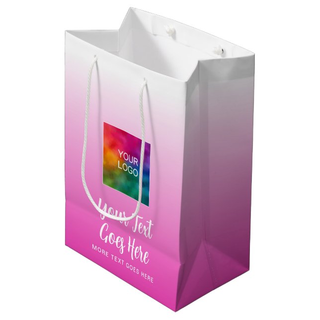 Logo hier Pink Custom Template Typografie Mittlere Geschenktüte (Vorderseite Schrägansicht)