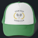 Logo-Kleider für den Tennisklub Truckerkappe<br><div class="desc">Minimalistisches Logo des Tennisclubs mit zwei weißen Tennisschlägern,  Schlägern und einem grauen Tennisball. Mit Ihrem Tennisklub,  ändern Sie einfach den Text nach Ihren Wünschen und fügen Sie Ihren Tennisklub-Namen hinzu. Elegantes,  prächtiges Geschenk des Tennisklubs,  Geschenk des Tennistrainers,  Geschenk des Tennisspielers,  Geschenk des Tennisteams.</div>