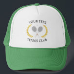 Logo-Kleider für den Tennisklub Truckerkappe<br><div class="desc">Minimalistisches Logo des Tennisclubs mit zwei weißen Tennisschlägern,  Schlägern und einem grauen Tennisball. Mit Ihrem Tennisklub,  ändern Sie einfach den Text nach Ihren Wünschen und fügen Sie Ihren Tennisklub-Namen hinzu. Elegantes,  prächtiges Geschenk des Tennisklubs,  Geschenk des Tennistrainers,  Geschenk des Tennisspielers,  Geschenk des Tennisteams.</div>