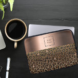 Logo Leopard Muster braun schwarz Bronze metallisc Laptopschutzhülle<br><div class="desc">Elegant,  glamourös und feminin mit braunem und schwarzem Leopardenmuster,  mit goldenen Konfetti dekoriert. Ein großes Imitat bronze metallisch aussehend Band. Vorlage für Ihr eigenes Unternehmen,  Firmenlogo. Ideal für eine Unternehmerin!</div>