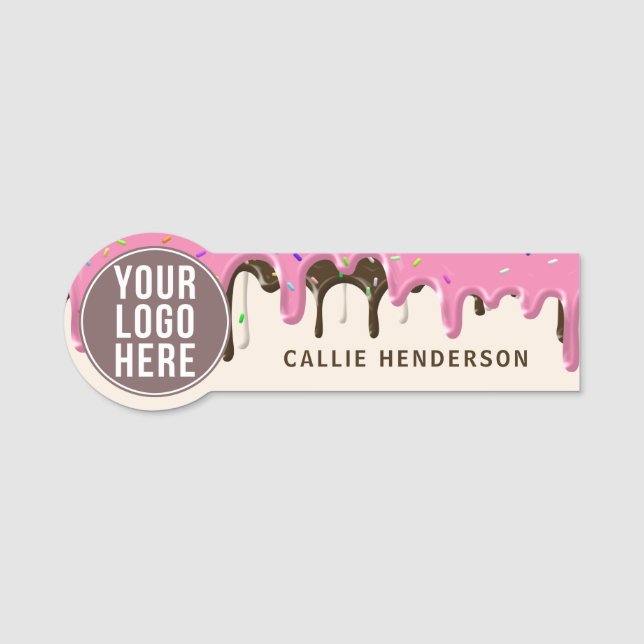 Logo Rosa Zuckerguss Bäckerei Business Mitarbeiter Namensschild (Vorderseite)