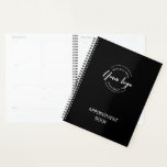 Logo-Schwarz-weißes Business-Custom-Termin-Buch Planer<br><div class="desc">Bleibe organisiert und zeige deine Marke. Dieses schwarze Notizbuch mit weißem Text und Logo ist für Ihre Termine. Nutzen Sie es für Ihr Unternehmen und geben Sie es den Kunden als Geschenk für ihre Unterstützung. Einfaches,  modernes Design mit Ihrer Website auf der Rückseite.</div>