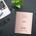 Logos Rose Gold Monogramm Metal Business 2025 Planer<br><div class="desc">Eine Rose Gold Imitate metallisch aussehend Hintergrund. Personalisieren und fügen Sie Ihr Firmenlogo,  Jahr,  Vorname,  Monogramm Initialen und vollständigen Namen. Ihr Firmenlogo sowohl vorne als auch hinten.</div>