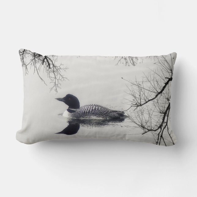 Loin noir et blanc sur un décor de lac coussin (Recto)