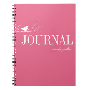 L'oiseau était perché sur le journal de coutume de