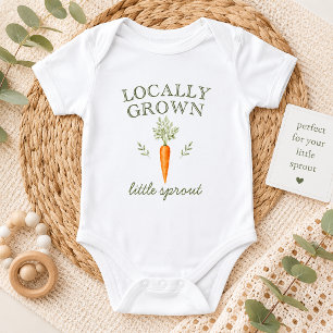 Lokal angebaute kleine Sprossen-Karotten-Baby-Body Baby Strampler