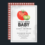 Lokal gezüchtete Baby-Dusche Gingham Watercolor In Einladung<br><div class="desc">Der Markt der rustikalen Bauern inspirierte ein geschlechtsneutrales Babyduschthema mit roter und grüner Tomate auf weißem Hintergrund mit schwarzem Text. Gegenüber ist ein roter und weißer Gingham.</div>