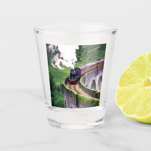 Lokomotivenbahn auf Brücke Schnapsglas