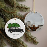 London Black Cab Christmas Tree Taxi Foto Keramik Ornament<br><div class="desc">Weiße Weihnachtsbaumschmuck mit dem ikonischen Londoner schwarzen Taxi-Illustrationstaxi,  oben ein Weihnachtsbaum. Schalten Sie es um und fügen Sie Ihr Lieblings-Foto von Ihrer Londoner Reise als besonderes Muss!</div>