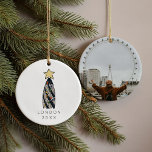 London Gherkin Tower Retro Christmas Tree Foto Keramik Ornament<br><div class="desc">Weiße Weihnachtsbaumschmuck mit Londons ikonischem Gherkin-Gebäude,  das als Retro-Weihnachtsbaumillustrierung verkleidet ist. Schalten Sie es um und fügen Sie Ihr Lieblings-Foto von Ihrer Londoner Reise als besonderes Muss! Originelle Kunst und Design von Annie Montgomery Design.</div>