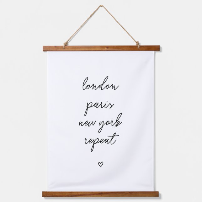 'London Paris New York Repeat' Wandteppich Mit Holzrahmen (Vorderseite)