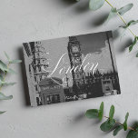 Londoner Sehenswürdigkeit Vintages Schwarz-weißes  Postkarte<br><div class="desc">Ein Vintages Schwarz-Weiß-Foto der Londoner Sehenswürdigkeit von Big Ben und Britisch Rot Handy Box ein einheitliches Königreich Ikone .Die perfekte Geschenkidee für jeden Anlass</div>