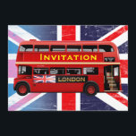 Londons berühmter Roter Bus Einladung<br><div class="desc">Diese coole Hochzeitseinladung enthält einen bekannten Vintagen Rotbahnbus,  ein Wahrzeichen von London und England mit der Union Jack im Hintergrund. 
Bitte vergewissern Sie sich,  dass Sie jedes Textfeld bearbeiten,  bevor Sie Ihre Bestellung aufgeben.</div>