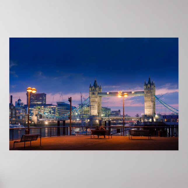 Londons Tower Bridge als Nachtschwärmer Poster (Vorne)