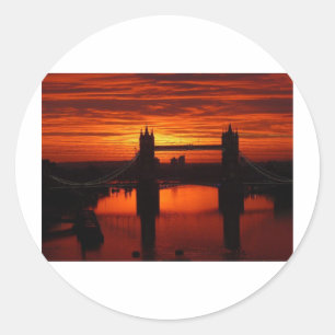Londons Tower Bridge bei Daybreak Runder Aufkleber