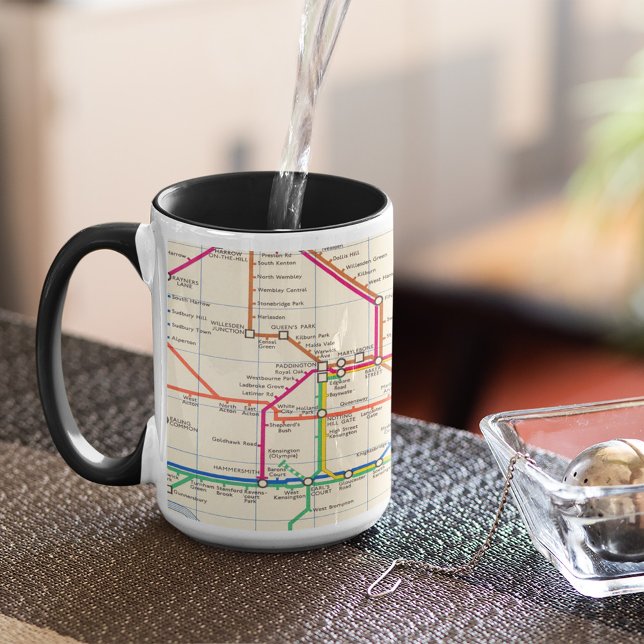 Londons Untergrund Map Tasse (Mug on table)