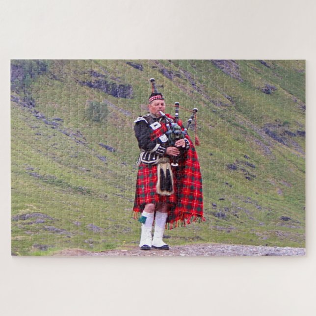 Lone Scottish bagpiper, Highlands, Schottland (Horizontal)