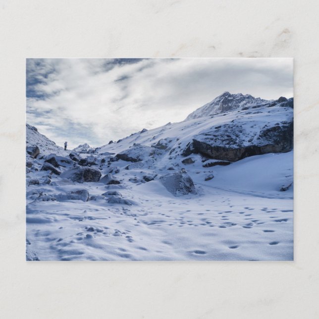 Lone Trekker im dicken Bergschnee (Himalaya) Postkarte (Vorderseite)