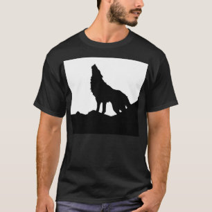 Lone Wolf Stehend auf einem Hügel T-Shirt