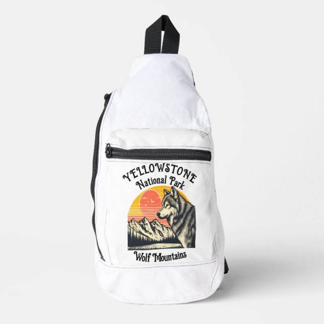 Lone Wolf steht vor dem majestätischen Berg Crossbody Bag (Vorderseite)