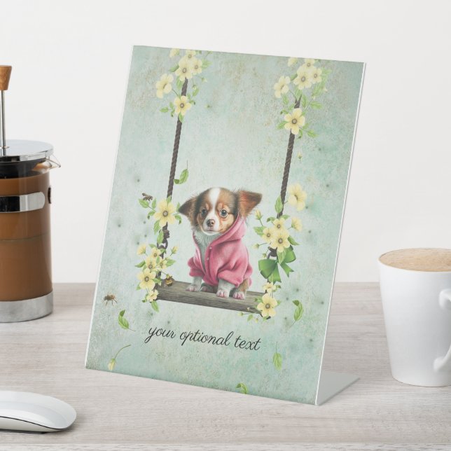 Long Hair Chihuahua auf Swing Sign Sockelschild (In SItu)