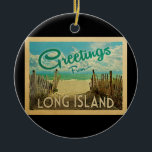 Long Island Beach Vintage Travel Keramik Ornament<br><div class="desc">Dieses Greetings From Long Island Vintage Postcard Design verfügt über einen Sandstrand mit einem schönen türkisfarbenen Ozean Wasser und über dem Meer,  einem blauen Himmel mit billigen weißen Wolken. Im Vintage Reisen Stil.</div>