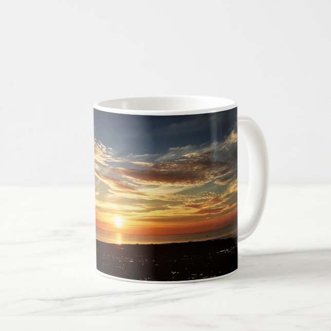 Longue tasse de café de lever de soleil de plage (Devant droit)