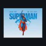 Look Up It's Superman Postkarte<br><div class="desc">Mit diesem beeindruckenden Superman-Kunstwerk tauchen Sie ein in die klassische Comic-Buchwelt! Dieses dynamische Design, das den Mann aus Stahl in einer kraftvollen Pose skywärts fliegt, kanalisiert Vintage Comic-Buchvillen mit einem modernen Rand. Sein roter Kap stürzt hinter sich, während er durch den Himmel schlüpft, gerahmt durch fett blaue Schriften und das...</div>