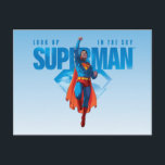 Look Up It's Superman Postkarte<br><div class="desc">Mit diesem beeindruckenden Superman-Kunstwerk tauchen Sie ein in die klassische Comic-Buchwelt! Dieses dynamische Design, das den Mann aus Stahl in einer kraftvollen Pose skywärts fliegt, kanalisiert Vintage Comic-Buchvillen mit einem modernen Rand. Sein roter Kap stürzt hinter sich, während er durch den Himmel schlüpft, gerahmt durch fett blaue Schriften und das...</div>