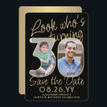 Look Who's 30 Black & Gold 2 Foto Geburtstagsparty Save The Date<br><div class="desc">Schau, wer 30 wird! Laden Sie Ihre Familie und Freunde zu einem anstehenden 30. Geburtstag mit maßgeschneiderten Foto Save the Date Party Einladungen ein. Bilder und Texte auf dieser Vorlage sind einfach zu personalisieren. (IMAGE PLACEMENT TIP: Eine einfache Möglichkeit, ein Foto genau zu positionieren, wie Sie es gewollt haben, ist...</div>