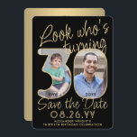 Look Who's 30 Black & Gold 2 Foto Geburtstagsparty Save The Date<br><div class="desc">Schau, wer 30 wird! Laden Sie Ihre Familie und Freunde zu einem anstehenden 30. Geburtstag mit maßgeschneiderten Foto Save the Date Party Einladungen ein. Bilder und Texte auf dieser Vorlage sind einfach zu personalisieren. (IMAGE PLACEMENT TIP: Eine einfache Möglichkeit, ein Foto genau zu positionieren, wie Sie es gewollt haben, ist...</div>