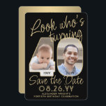 Look Who's 40 Black & Gold 2 Foto Geburtstagsparty Save The Date<br><div class="desc">Schau, wer 40 wird! Laden Sie Ihre Familie und Freunde zu einem anstehenden 40. Geburtstag mit maßgeschneiderten Foto Save the Date Party Einladungen ein. Bilder und Texte auf dieser Vorlage sind einfach zu personalisieren. (IMAGE PLACEMENT TIP: Eine einfache Möglichkeit, ein Foto genau zu positionieren, wie Sie es gewollt haben, ist...</div>